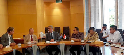 DEMI NTT. Gubernur NTT Frans Lebu Raya didampingi beberapa Kadis melakukan pertemuan dengan Dubes Kerajaan Belanda untuk Indonesia, Rob Swartbol (Ketiga kiri) di Jakarta, Selasa (20/6