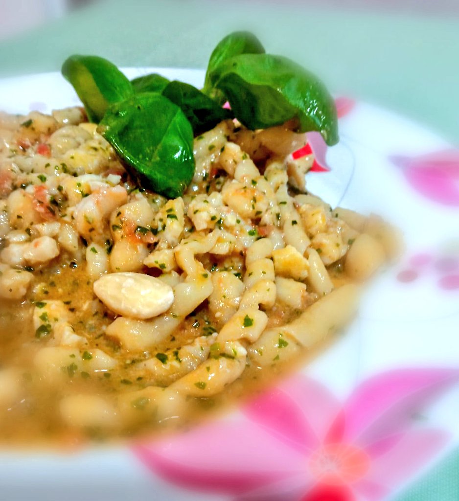 BUSIATE CON PESTO ALLA TRAPANESE E GAMBERETTI