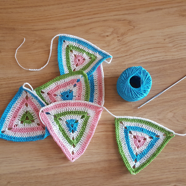 Colorful crochet bunting pattern
