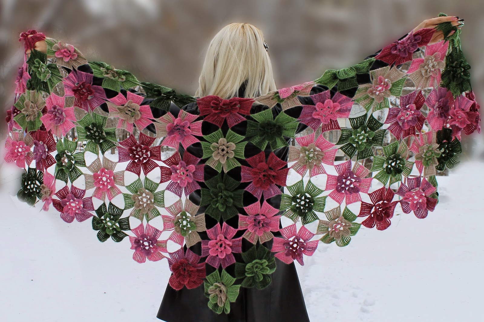 Шаль фото схемы. Цветочная шаль. Шаль из цветов. Цветочная шаль крючком. Шаль из цветочных мотивов крючком.