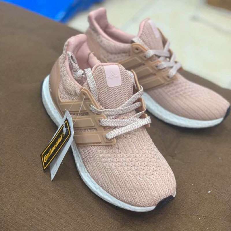 Giày sneaker chuyên chạy bộ và hoạt động thể thao Giày sneaker chuyên chạy bộ và hoạt động thể thao