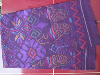 kain tenun ikat bali doro angkrem ungu,bahan sarung, bahan dress tenun, bahan busana muslim tenun ikat 