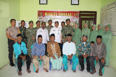 HORMATI JASA VETERAN, KELUARGA BESAR YONIF RAIDER 514 KOSTRAD BERBAGI BINGKISAN UNTUK MEMPERINGATI HUT KOSTRAD KE-59