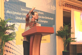 Akibat kisah sukses Pak Sanim, Bank BJB semakin giat menjalin hubungan kemitraan dengan UMKM. Berikut Dirut Bank BJB, Pak Ahmad Irfan terlihat begitu semangat membuat seminar Kewirausahaan di Padeglang, Bandung.