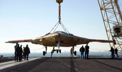 Pesawat Drone X-47B baru dimuat pada kapal induk AS untuk pengujian