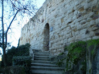 Fuente: http://4.bp.blogspot.com/_e6h8EYj5hmc/TTyHOaIEjSI/AAAAAAAAAvM/ZDgoLSbpllA/s1600/P1230001.JPG Antiguo portillo de la Traición