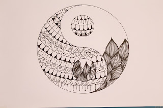 this is the image of a yin yang symbole that has on one side a mandala and on the other side doodling