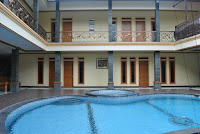 sewa villa di puncak green apple tipe hanjawar 10 kamar tidur kolam renang pribadi
