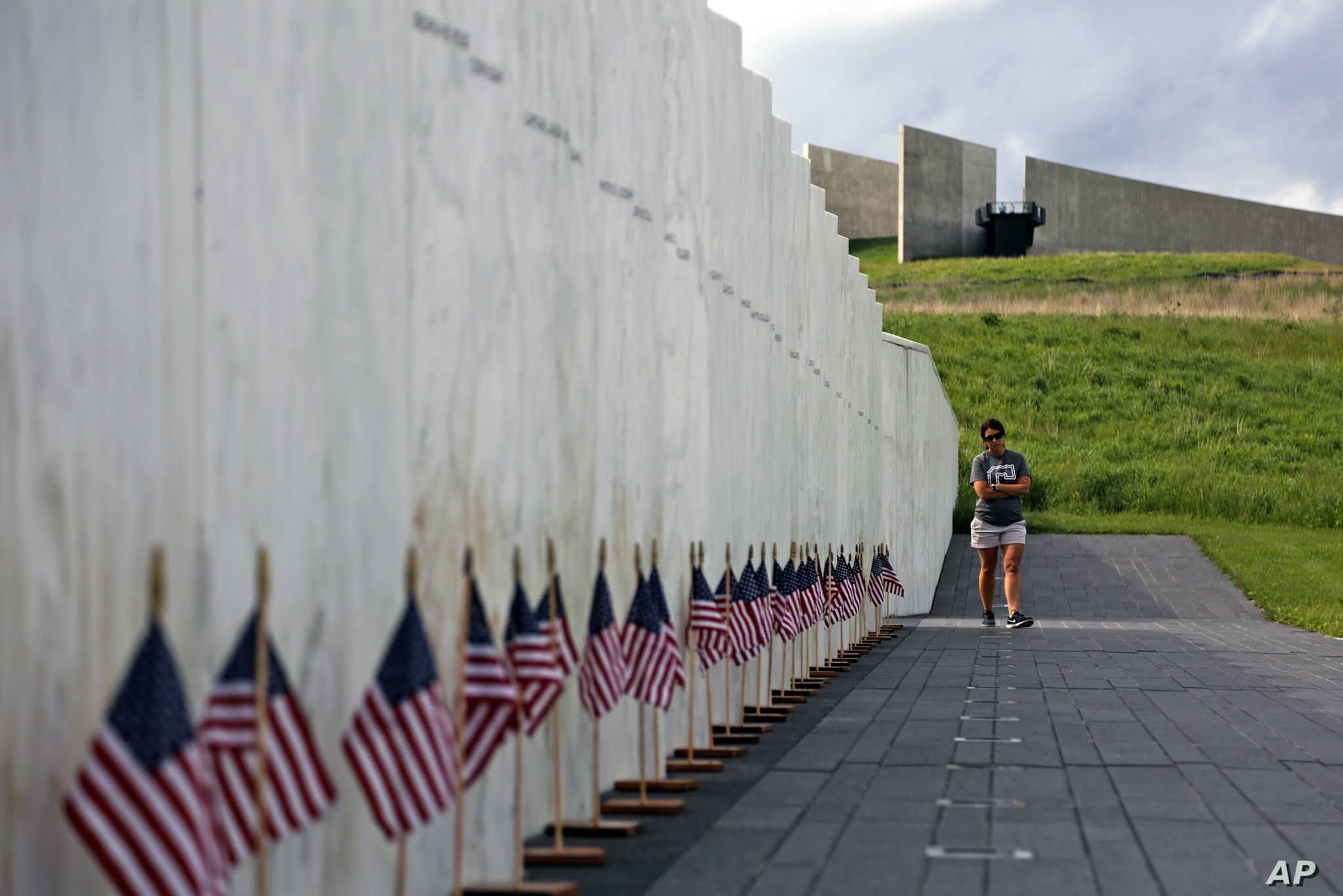 Una visitante hace una pausa en el muro de los Nombres del Flight 93 National Memorial que contiene la lista de 40 pasajeros y tripulantes del vuelo 93 de United que murieron el 11 de septiembre de 2001 / AP