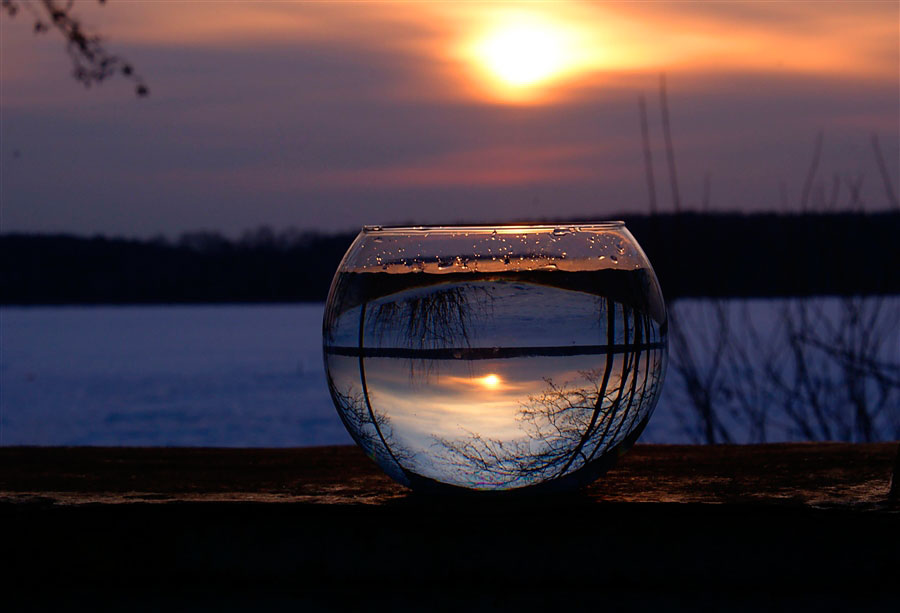 Отражение жизни 3. Лампа с отражением воды. Золотой шар отражение. Корабль отражение в бокале. Внешнее отражение внутреннего фото.