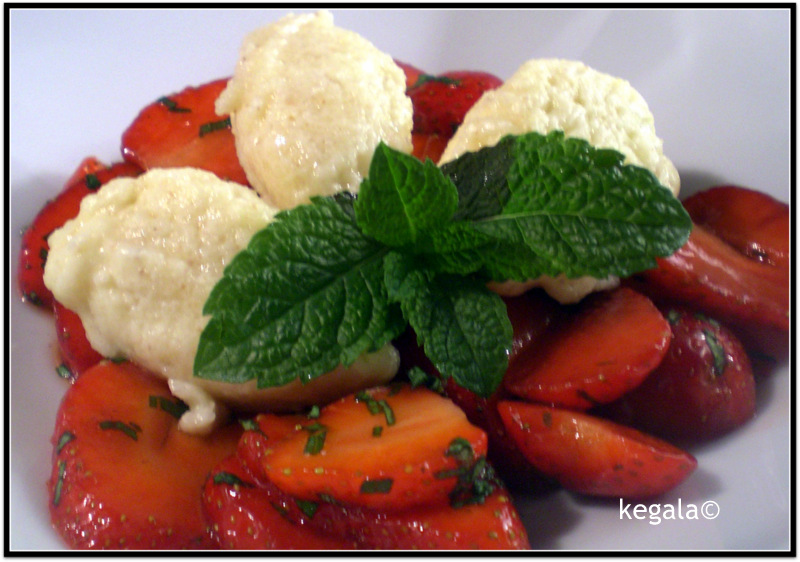 Kk = Kegala kocht: Erdbeersalat mit Quarknockerl