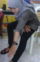 Olahraga di kantor: peregangan kaki Peregangan kaki di kantor, stretching kaki untuk orang sibuk