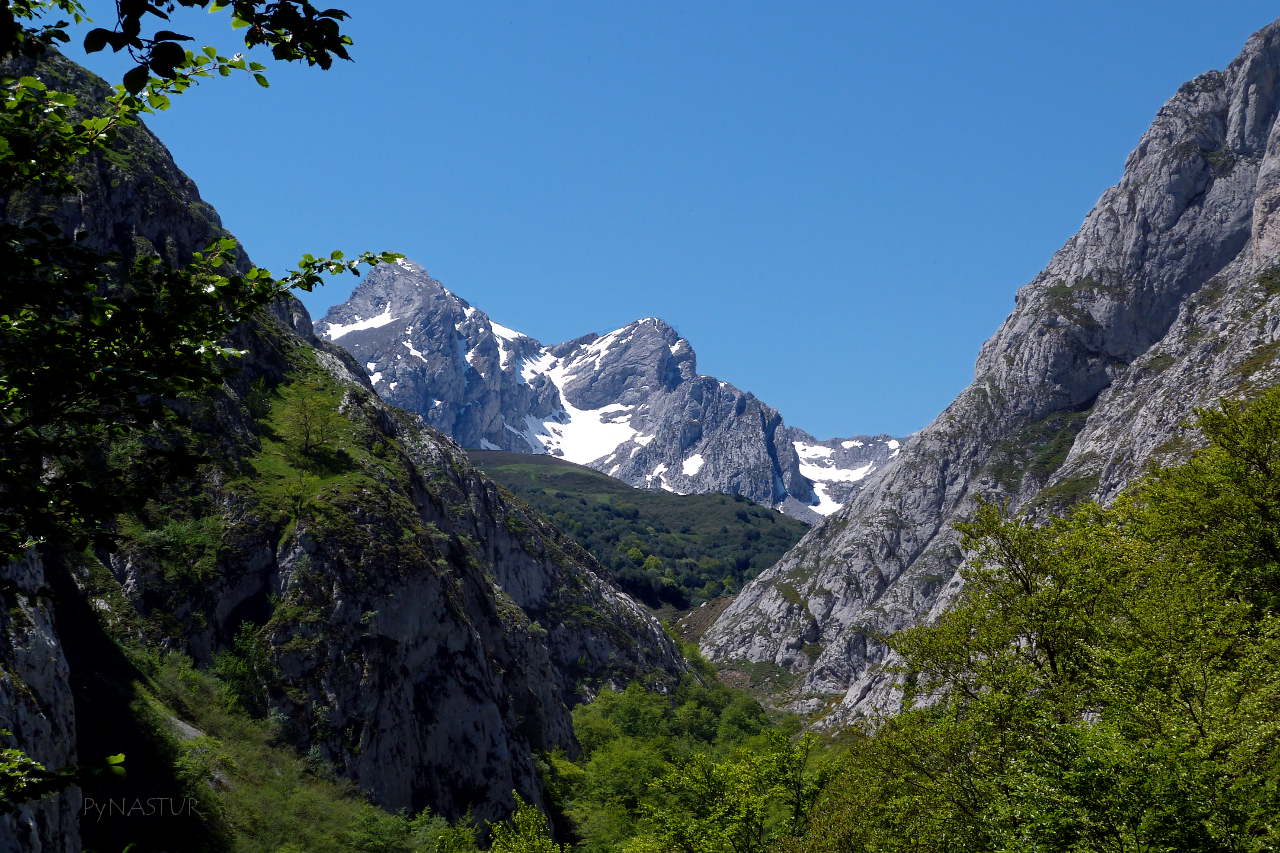 La Foz Grande con Los Fontanes al fondo - Quirós - Asturias La Foz Grande con Los Fontanes al fondo - Quirós - Asturias