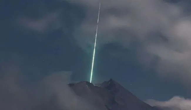 Κάμερα  καταγράφει τη στιγμή που ένα UFO μπαίνει σε ενεργό ηφαίστειο στην Ινδονησία (vid)