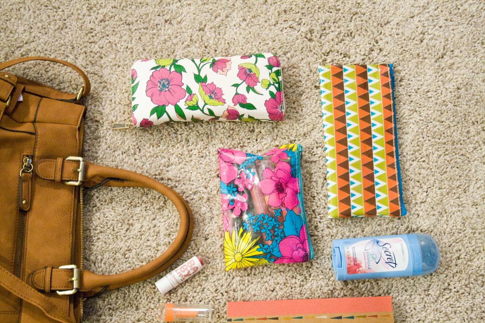 five sixteenths blog Trend Tuesday // What's In My Purse