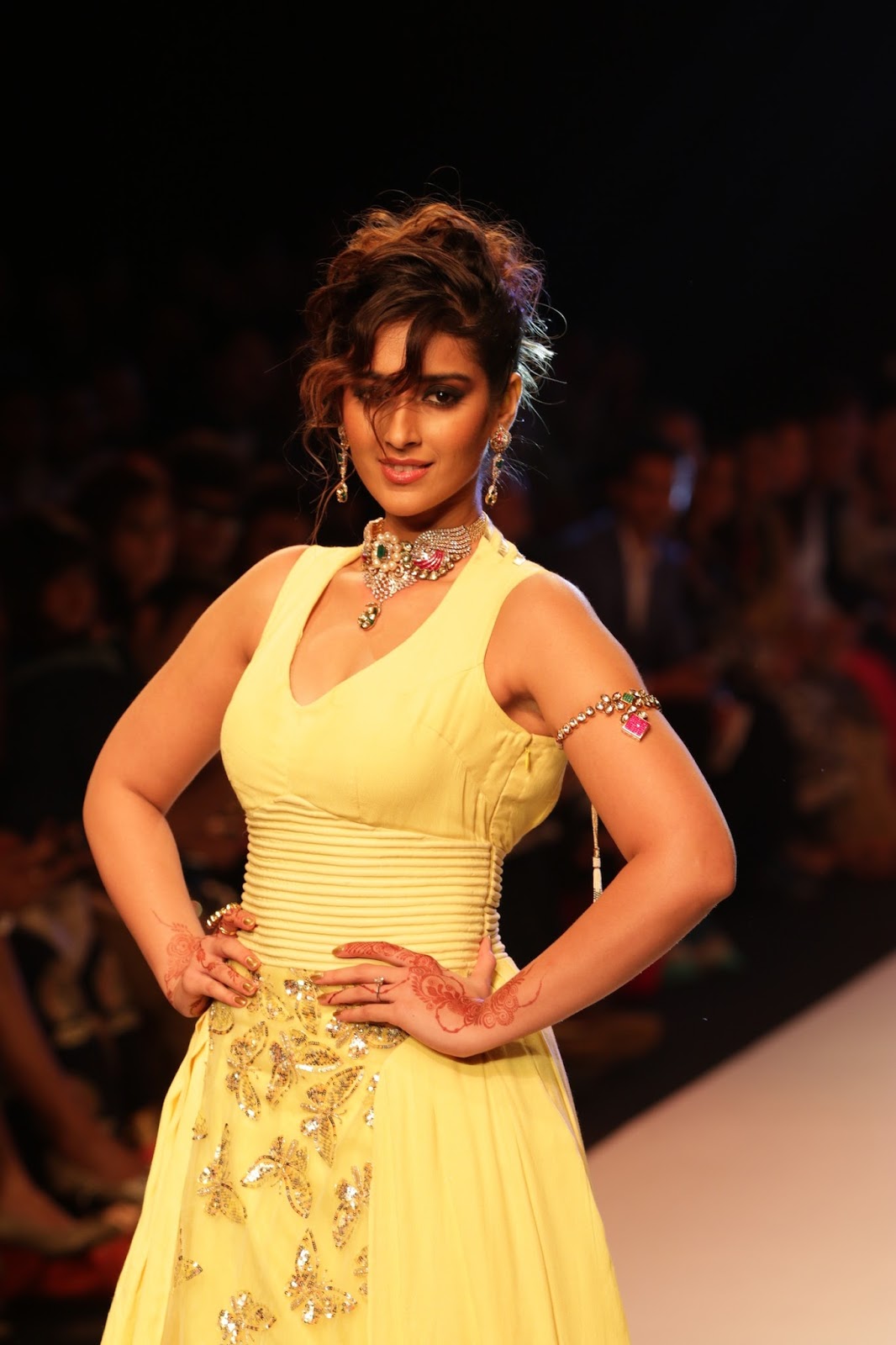 Bollywood Actress Ileana D Cruz Showcasing Her Sexy Curves On The Ramp At Iijw 2015 Day 3