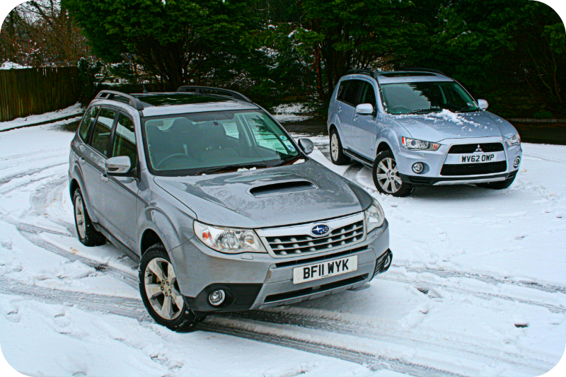 Субару аутлендер. Subaru Forester vs Mitsubishi Outlander. Мицубиси Форестер 2008. Мицубиси Субару Форестер.