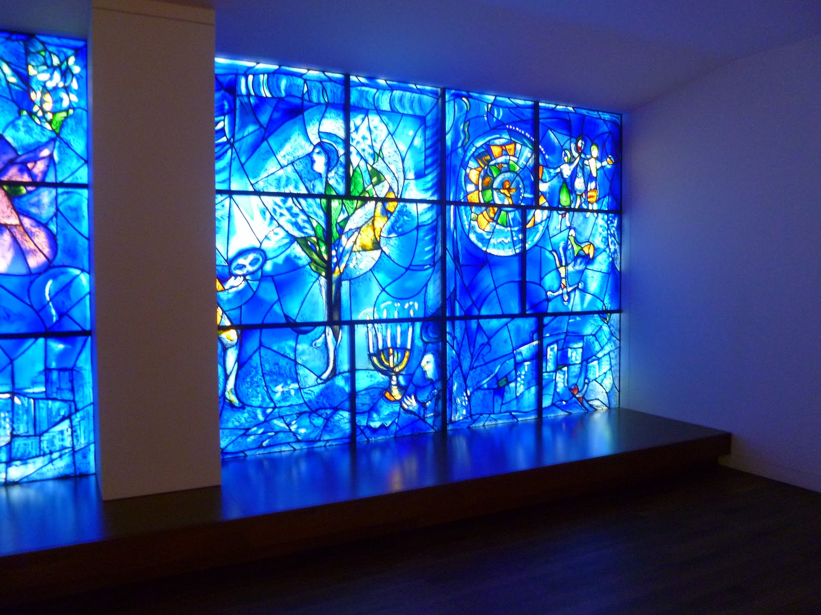 музей витража. витраж хаяо миядзаки. музей витража. витраж в музее израиля исайя. пётр островский витраж краков.