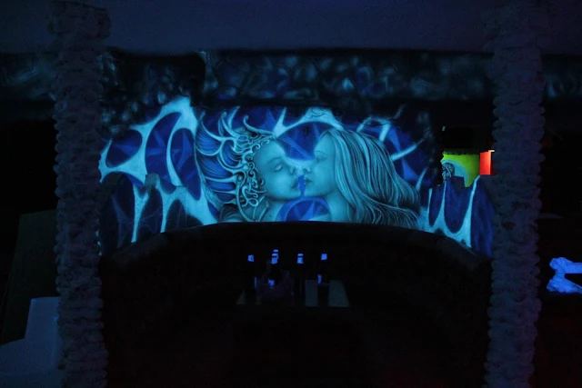 Artystyczne malowanie ścian w klubie Arctica w Płocku, Malowidło ścienne w klubie efekt luminescencji, black light murals