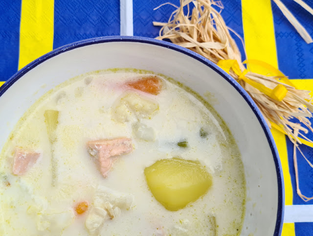 Rezept: Schwedische Sommersuppe mit Lachs. Sommergefühl aus Schweden im Kochtopf sorgt zusammen mit Kartoffeln, Gemüse und Lachs für ein leckeres warmes Gericht.