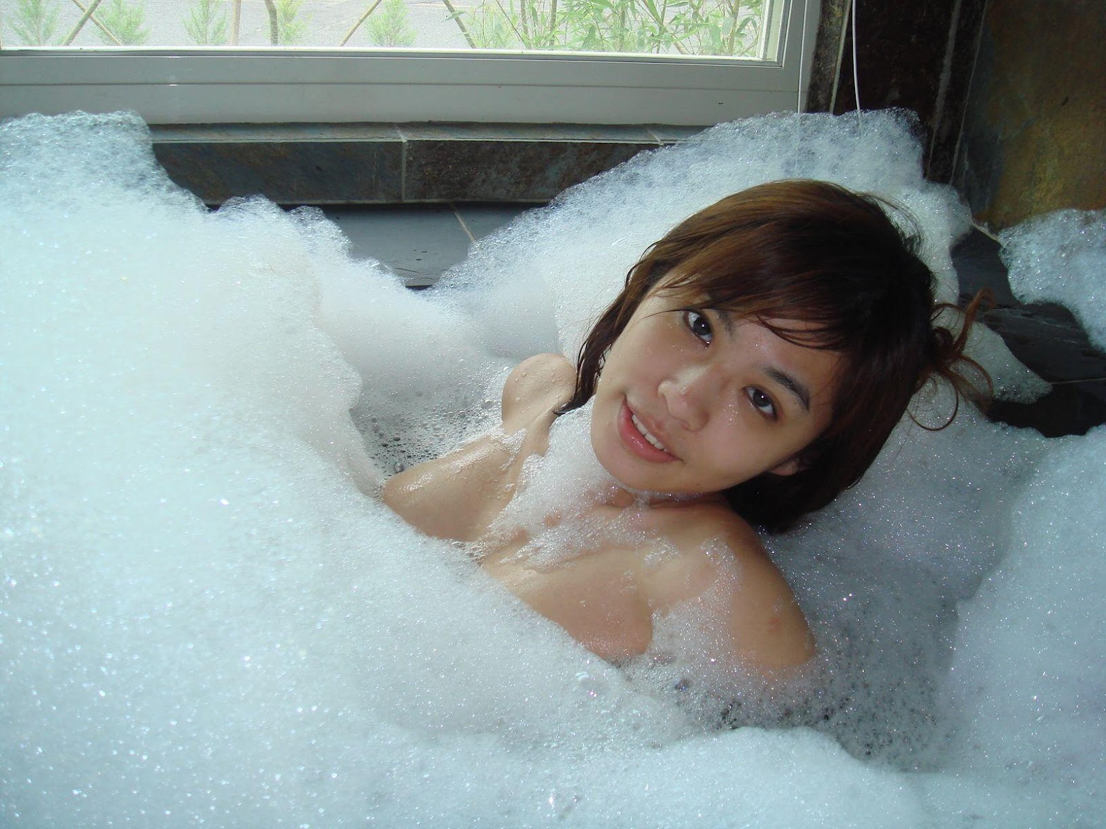 Asian beauty giving a nice blowjob in bubble bath