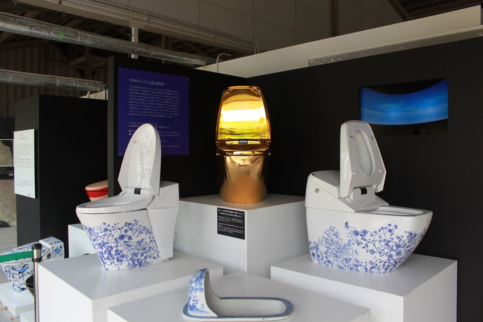 Wiggy & Iggy's Adventures Toilet Museums and a Day in Tokoname