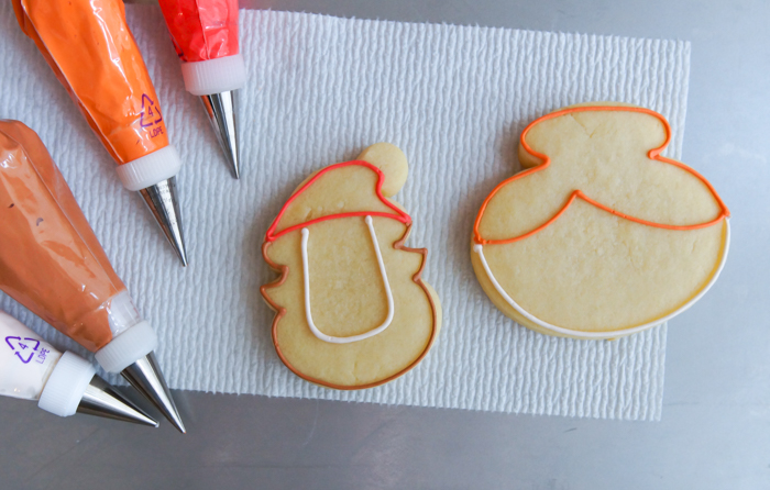 how to outline: decorating cookies with royal icing