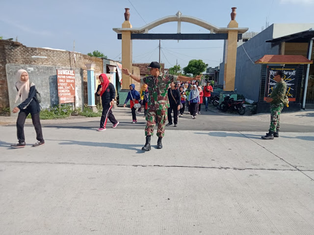 Danramil  Wonosari Gerak Jalan Sehat memperingati  HUT PGRI Ke 74