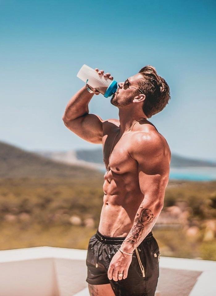 ripped-muscle-man-drinking