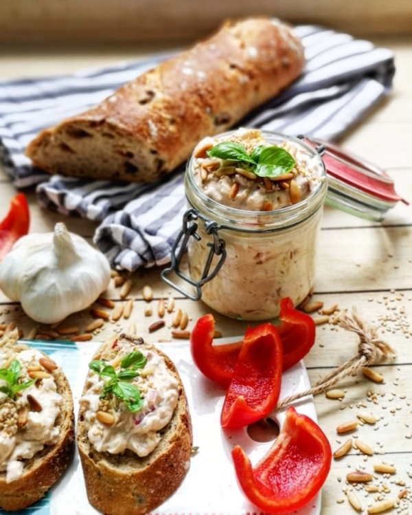 Kulinarikus: schnell gerührt: Fetacreme mit Paprika, Sesam und Knoblauch