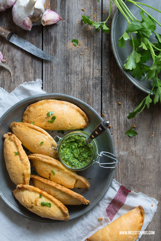 vegetarische Empanadas Rezept mit Ziegenkäse, Balsamico Schalotten, Mangold Pesto #empanadas #vegetarisch #mangold #ziegenkäse