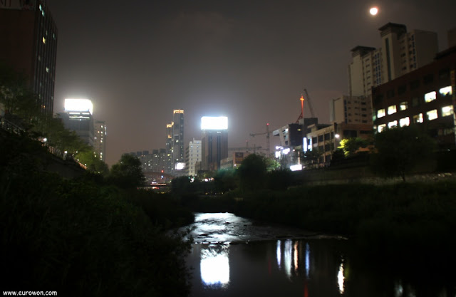 Luna llena sobre el arroyo Cheonggyecheon de Seúl