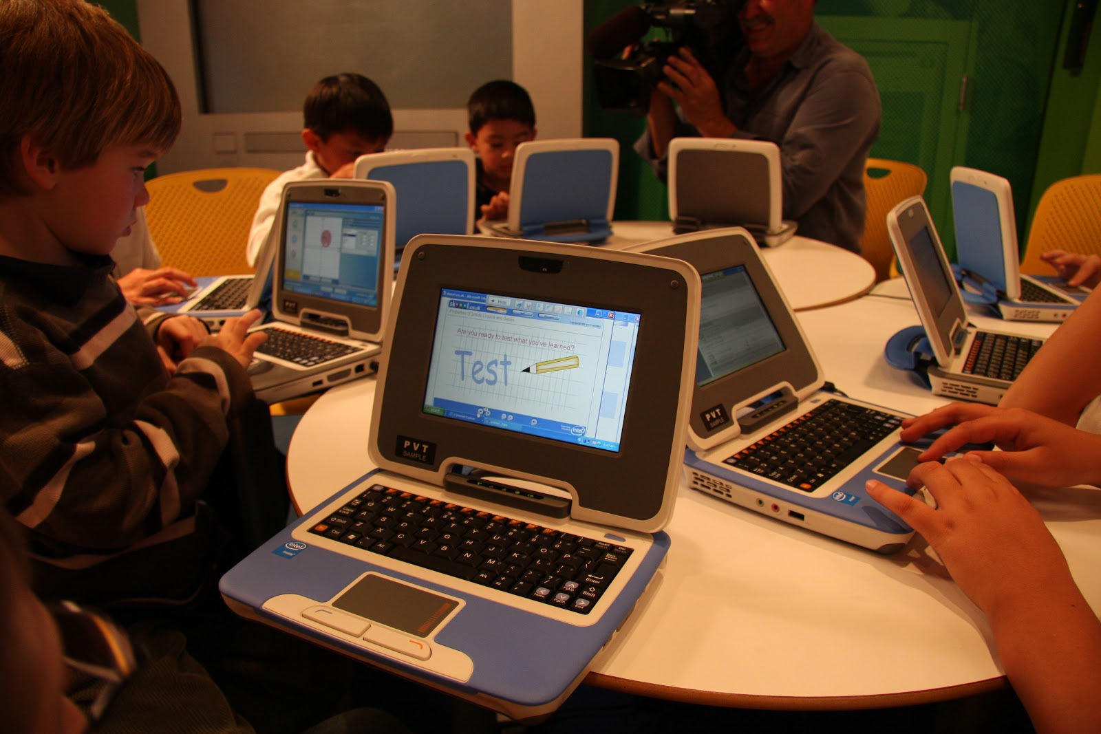 Персональные компьютеры для школы. Компьютер для школьника. Компьютер в школе. Современные компьютерные классы. Ноутбук "школа".