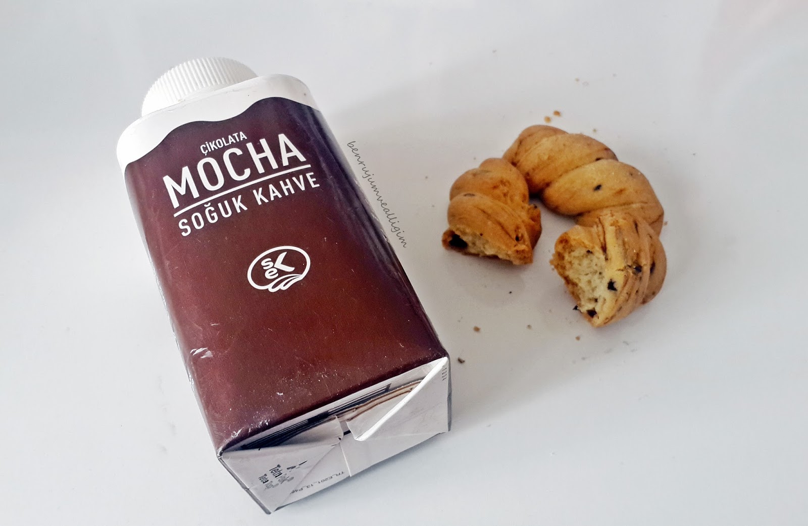 Ben, Rujum Ve Allığım Sek Mocha Çikolatalı Soğuk Kahve Abur Cubur