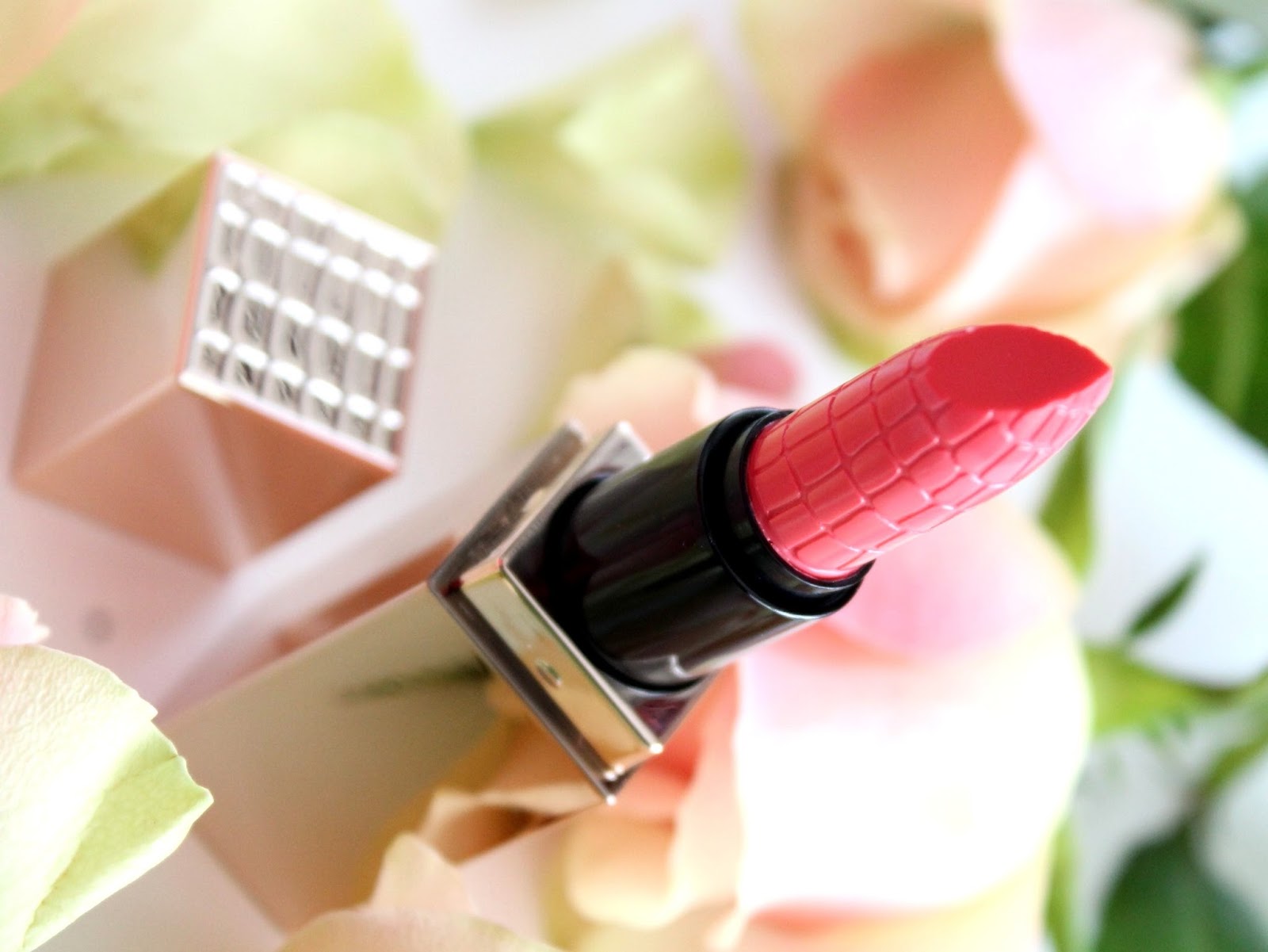 Mac sultriness помада. Помада пудра. Buxom пудровый матовый кушон. Microshadow trio awesome. Пудра, губная помада для губ 55.