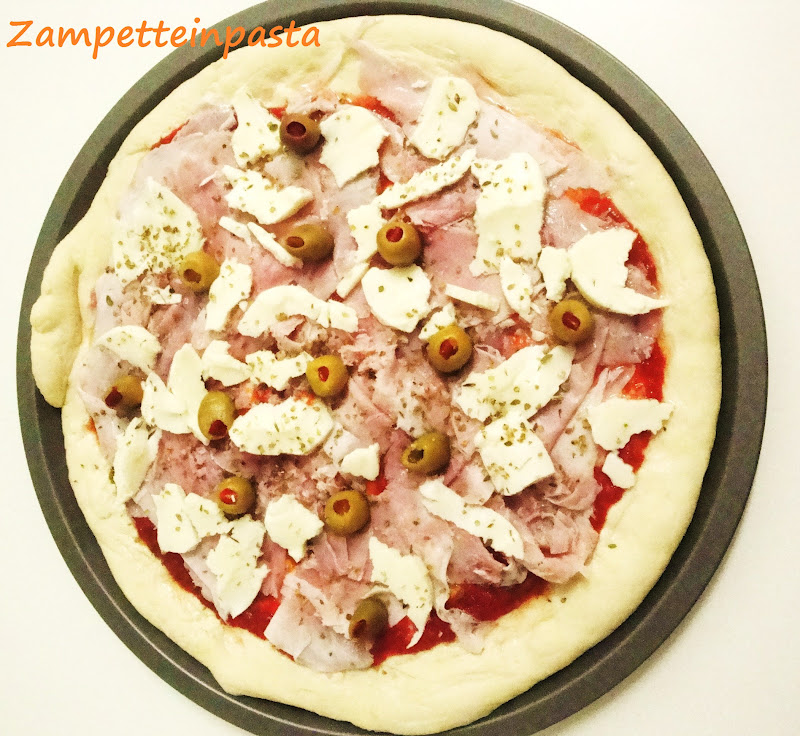 PIZZA AL PROSCIUTTO E OLIVE ZAMPETTE IN PASTA