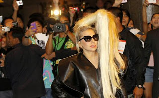 10 Foto Lady Gaga dengan Kostum Aneh, Unik dan Ekstrem