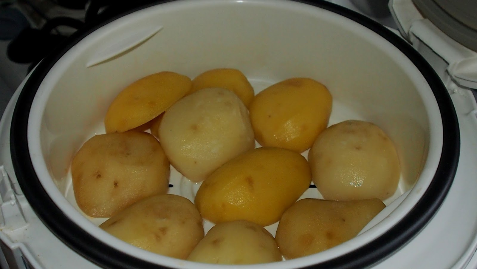 Картошку кидать в кипящую воду. Вареная картошка в мультиварке. Вареный картофель в мультиварке. Картошка круглая в мультиварке. Подмороженный картофель.