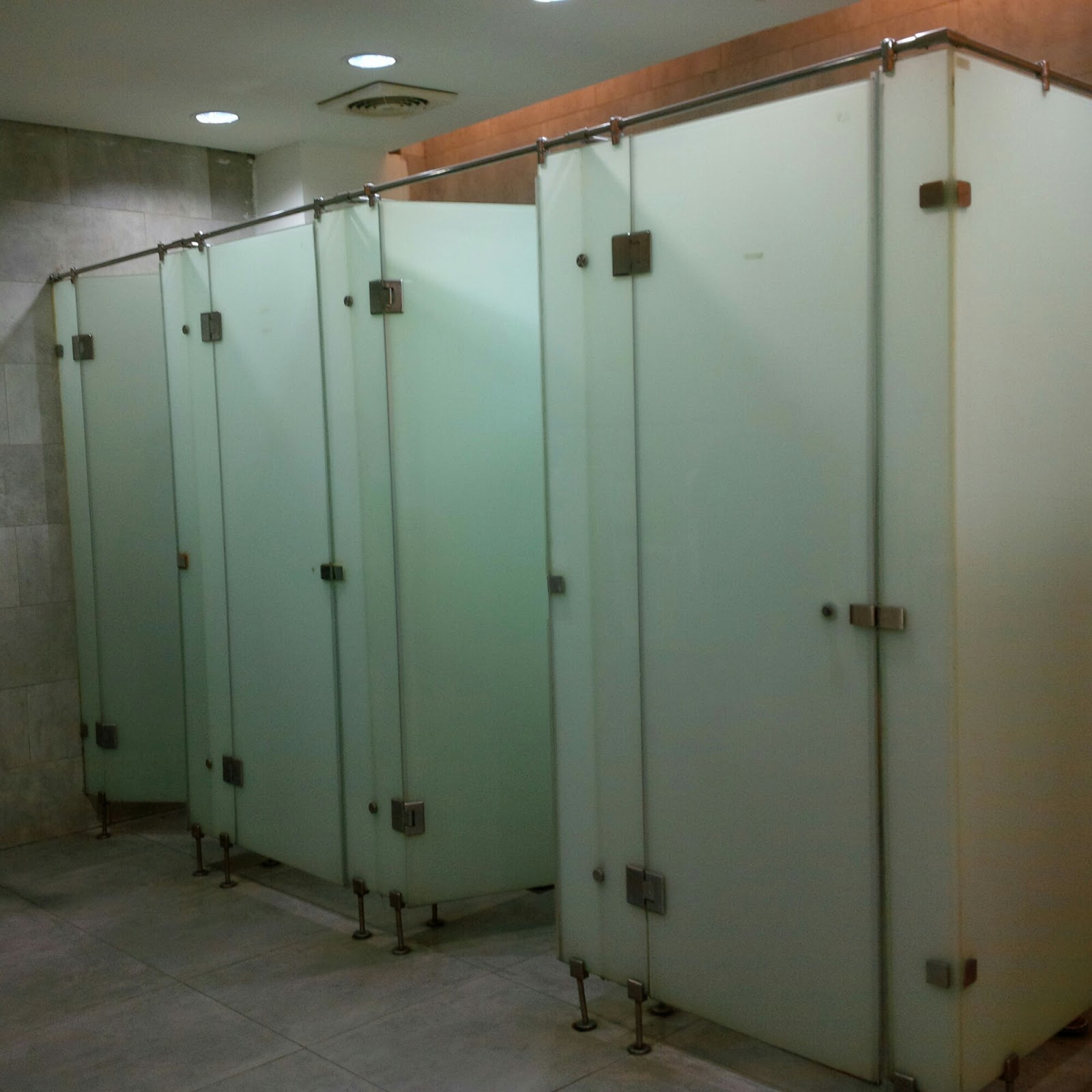 Partisi Toilet dengan Desain