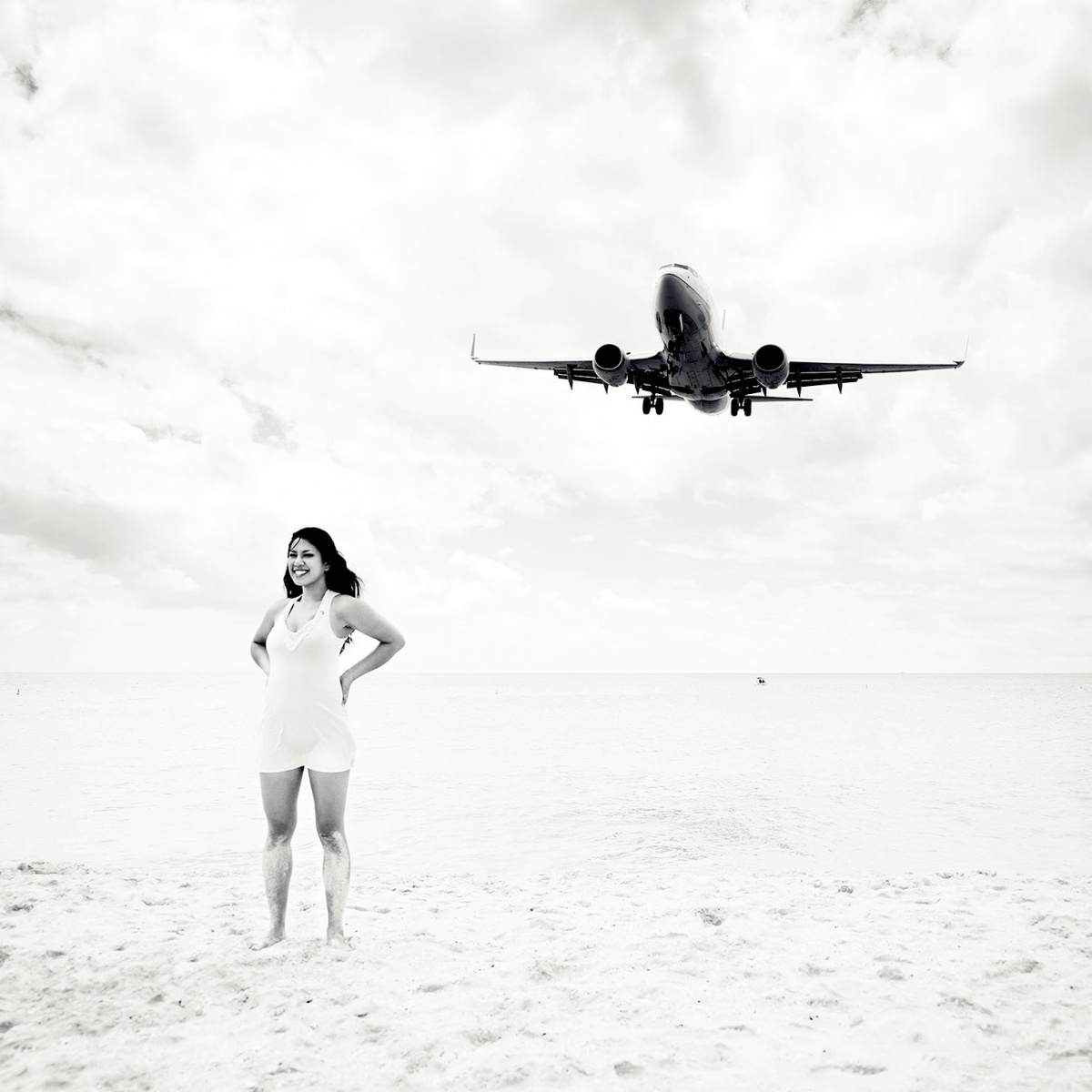 К чему снится самолет девушке. Девушка в самолете. Небо самолет девушка. Самолет девушка романтика. Самолет черно белый.