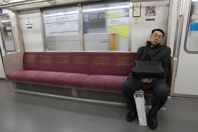 foto de gente en el metro de japón