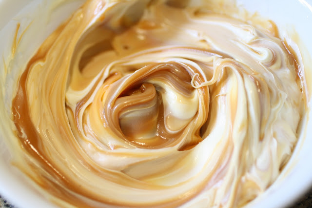 dulce de leche and sour cream mixture