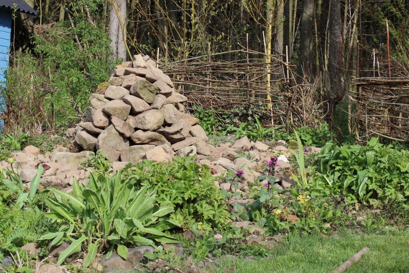 Wildes Gartenglück Gartenprojekte Steinpyramide