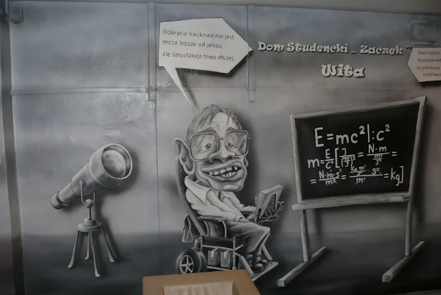 Mural ścienny przedstawiający karykaturę fizyka namalowanego na Politechnice Warszawskiej