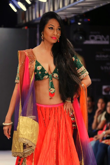 Hot Kashmira Shah Ramp Walk Photos