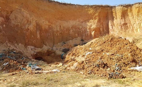 Phát hiện chất thải ‘lạ’ chôn trộm gần nguồn nước sạch ở Sóc Sơn