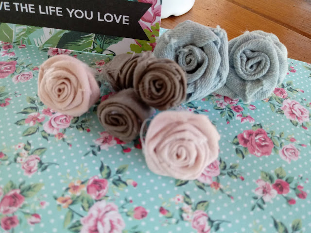 Rosas diy de tela reciclada para decorar etiquetas de cartón