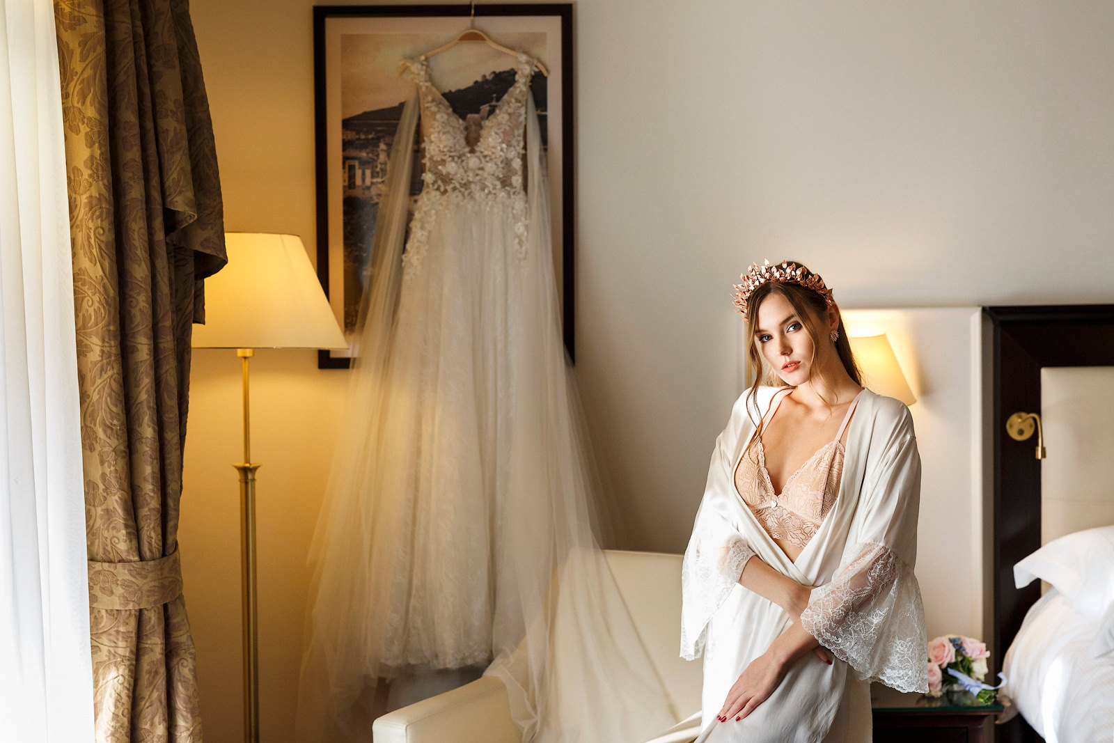 Brautfotos am Hochzeitsmorgen im luxuriösen Boudoir Stile einer Hotel Suite