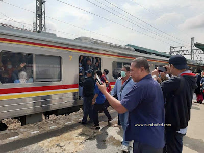 pengalaman pertamaku naik kereta bandara railink soekarno hatta seorang diri nurul sufitri travel lifestyle blogger review fasilitas transportasi