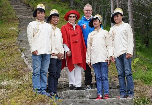 Queen Sonja attended the opening of the rock stairs called Helgelandstrappa. The staircase is made by sherpa from Nepal